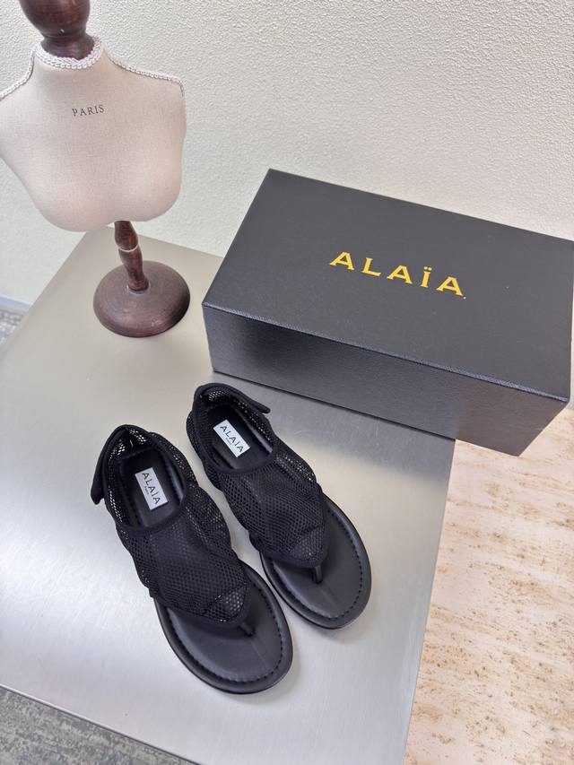 夹趾鞋 魔术贴粘扣 可调节 25经典网面 Alaia 单鞋 来自巴黎 一见倾心 网 黑色 经典 阿莱娅还有另外性感的一面 配上不同款式，不同风格都能轻松驾驭，无
