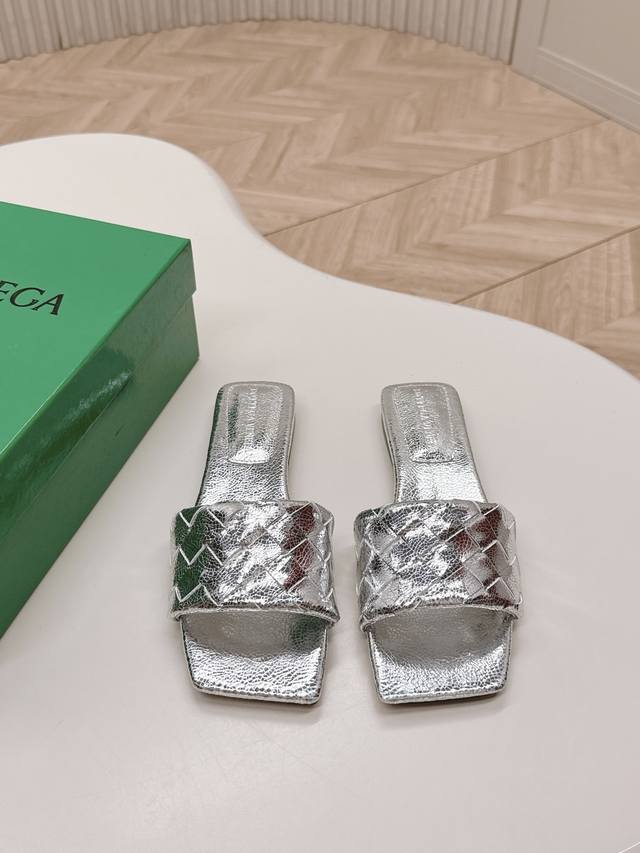 出 Bottega Veneta 2025系列 葆蝶家Bv 新款穆勒凉鞋 简约的线条设计，超经典的V型展现于鞋面，交织出满满的松弛感