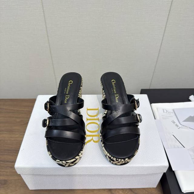 Dior 迪奥 25Ss 夏季高版本新款 厚底拖鞋 简约超级百搭. 上脚完美奢华可任意搭配春夏服饰. 脚感更是舒适！材质原版完美复刻. 原版拆解开模. 面料：原