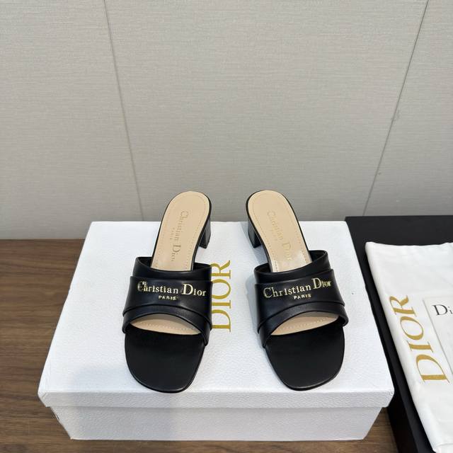 Dior 2025 春夏新款一字拖拼色女鞋 Cd字母Logo真丝立体刺绣平底凉鞋 金属字母镶嵌新工艺 方头粗跟果冻色露跟拖鞋 材质:鞋面原版一致高温水溶棉质电绣