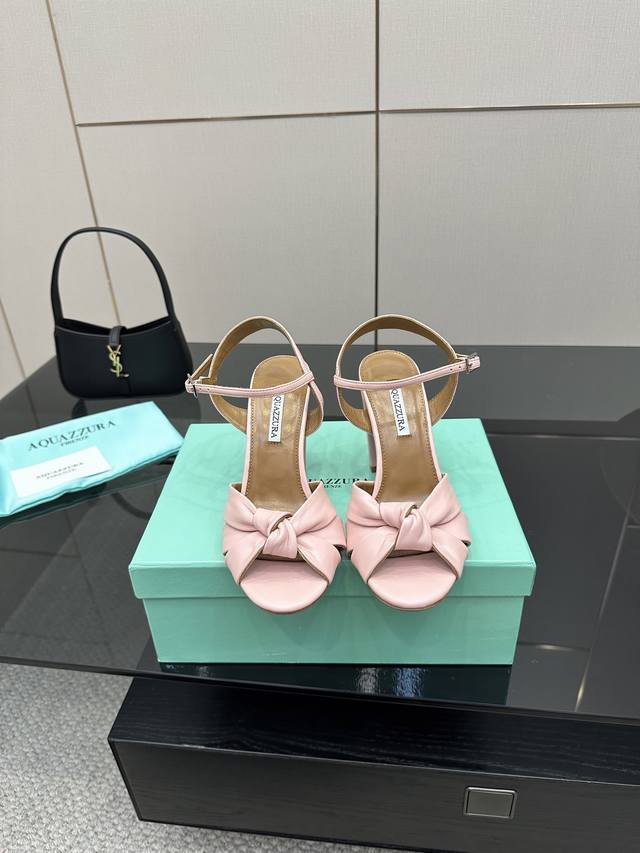 Aquazzura 2025新款凉鞋 顶级版本 代购品质 原版开模定制高跟凉鞋太绝啦。粗跟设计让走路超稳，完全不累脚，交叉带一整个修饰脚型，显得脚超美。穿上它，
