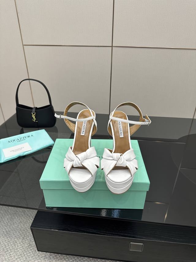 Aquazzura 2025 新款凉鞋 顶级版本 代购品质 独家新款 原版开模定制高跟防水台高跟交叉带凉鞋太绝啦。防水台设计让走路超稳，完全不累脚，交叉带一整个