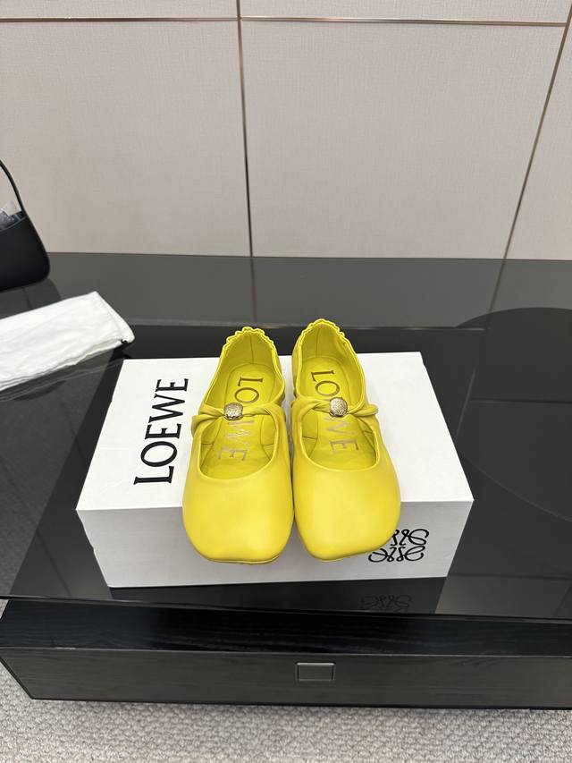 高版本出厂 Loewe 罗意威2025 Ss新品复古风单鞋，小红书、外网火爆款 最近大热的一款拖鞋 超级可爱 时髦精绝对不能错过的必入款，没有任何繁杂装饰，质感