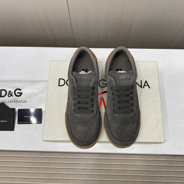 出厂价P 顶级品质 2025高端版本 原单品质 D0Lce & Gabbana 今年的主打款式 没有之一 超火超帅气的休闲鞋此款传承了D家一贯有点浮夸而不失时尚