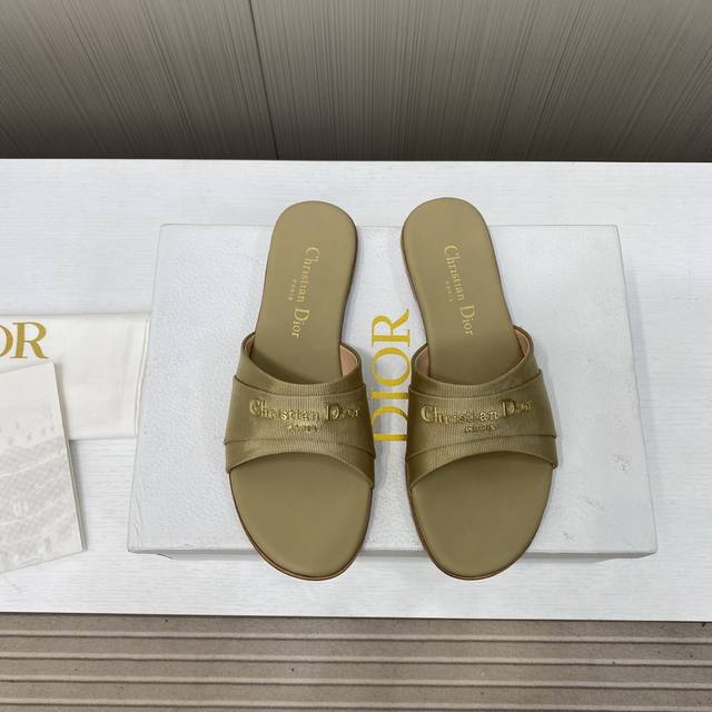 出厂价P 25Ss春夏新款Dior 迪奥Ballet带跟凉拖 圆柱跟电绣藤格纹高跟拖鞋蝴蝶结Cd珍珠扣两拖鞋 这款 Dior Ballet带跟凉拖是二零二五秋季