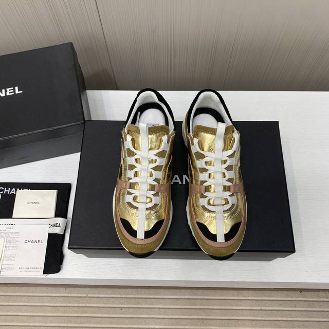 出厂价P 顶级品质 Chanel 香奈儿 早春新款休闲运动鞋板鞋 超美的颜色非常百搭 超级舒适 满满的小香风 经典耐看百搭款！ 鞋面用料拼接鞋面 小羊皮，牛反绒