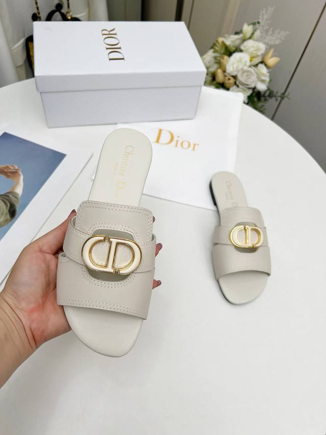 6色任选 橡胶底 P 、真皮底 Dior 迪奥夏季新款 沙滩拖鞋 夏季到海边度假的最佳选择 这款最得意的设计就是垫脚磨砂面，区别于任何一款果冻鞋，碰水不会滑脚，