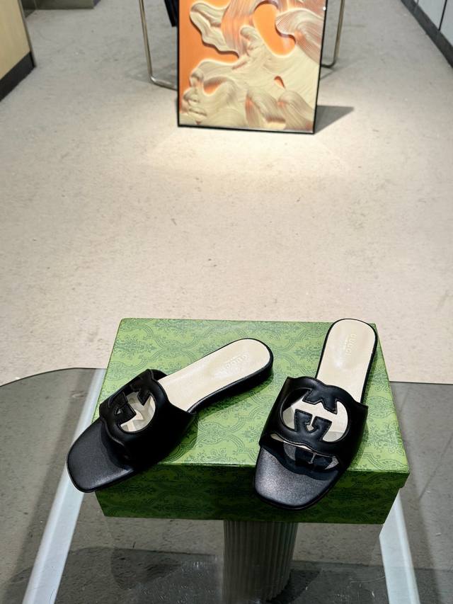 出厂 、 Gucci古驰G家夏季新款平跟一字拖 高版本 长期做货 推荐给美眉们 一定要试试这款拖鞋 又一款心头爱 ~版型超正 做工细节完美 ，上脚非常舒适 高雅