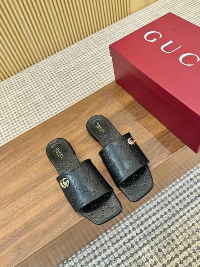 出厂P 、 Gucci古驰G家夏季新款平跟一字拖 高版本 长期做货 推荐给美眉们 一定要试试这款拖鞋 又一款心头爱 ~版型超正 做工细节完美 ，上脚非常舒适 高