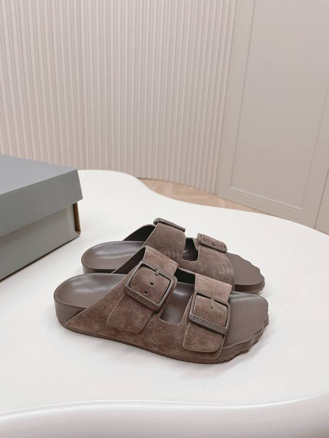 出 男码加10 Balenciaga巴黎世家十勃肯 情侣款 Sunday Suede Mule五指勃肯 秀款勃肯拖鞋半拖，五个冲动的脚指印太可爱了，脚感也很舒服