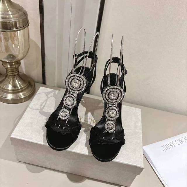2025Jimmychoo 周仰杰元宝串一字带凉鞋 施华洛世奇水晶钻 Bling Bling滴.. 该系列专为超凡绝伦、成功的女士而设计，从而打造出别致的整体效