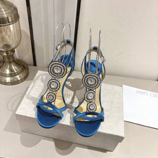 2025Jimmychoo 周仰杰元宝串一字带凉鞋 施华洛世奇水晶钻 Bling Bling滴.. 该系列专为超凡绝伦、成功的女士而设计，从而打造出别致的整体效