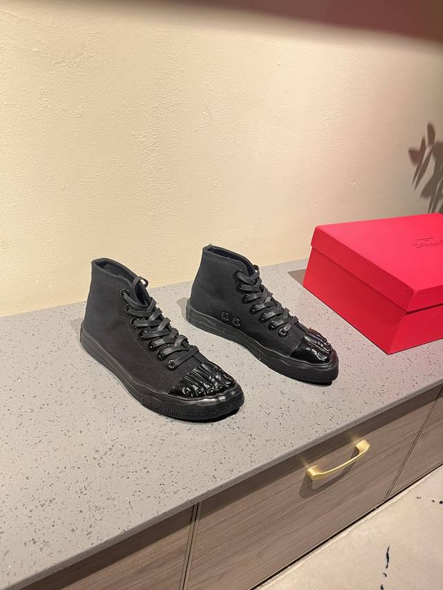 一种不属于这个世界的美 夏帕瑞丽金色精灵金色脚趾帆布运动鞋 Schiaparelli Fw24成衣秀场最出彩的一个Look 香奈儿差点“人都没了”！差点动摇时尚