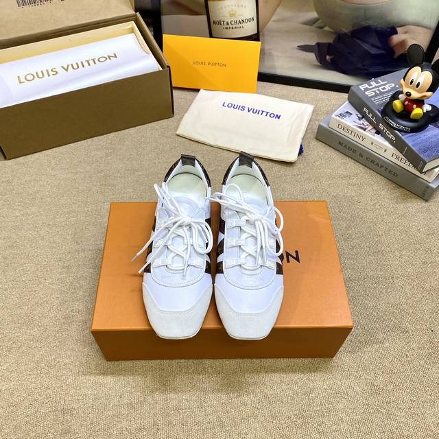 上新 Lv Sneakerina 芭蕾风运动鞋为柔软羊皮革勾勒绒面牛皮革饰边，再以 Monogram 帆布抒写侧面 Lv 字母，将芭蕾舞鞋的轻盈构型与运动鞋的舒