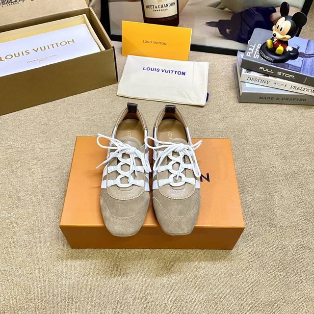 上新 Lv Sneakerina 芭蕾风运动鞋为柔软羊皮革勾勒绒面牛皮革饰边，再以 Monogram 帆布抒写侧面 Lv 字母，将芭蕾舞鞋的轻盈构型与运动鞋的舒
