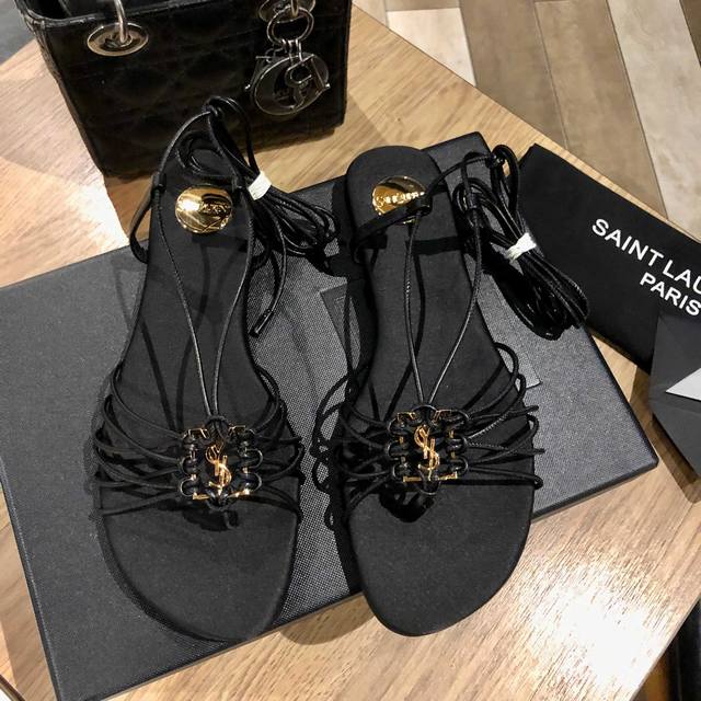 Saint Laurent 圣罗兰 夏日清凉爆款，闪亮登场！ 原版开模字母扣 意大利真皮大底。 平底 颜色:黑色，豹纹 Size:35-40 40 41订做不退