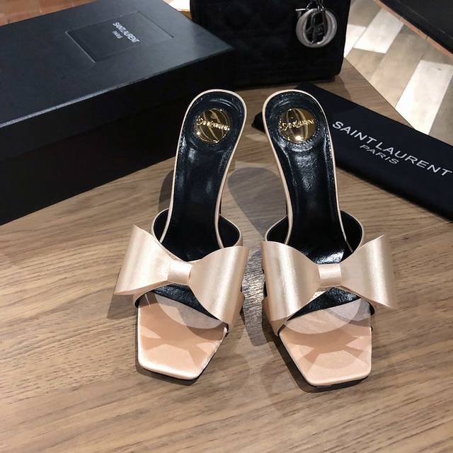 Ysl Saint Laurent* 夏季新品 蝴蝶结优雅大气高跟凉鞋 25Ss新品蝴蝶结高跟拖鞋 惊艳全场 性感到不行 时尚与舒适并存女神必备的单品 鞋面采用