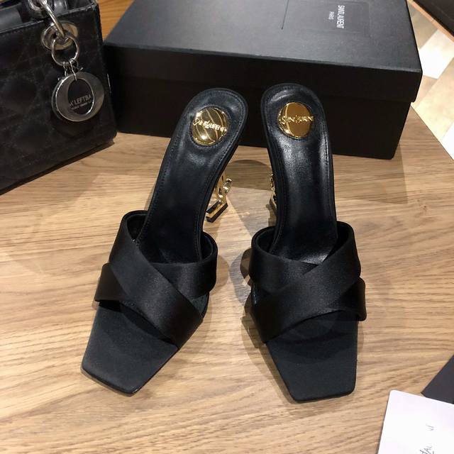 Saint Laurent Paris 圣罗兰2025春夏新款罗马风格高跟女鞋 Ysl明星同款字母跟圆头交叉带露趾拖鞋 材质:进口真丝鞋面+水染羊皮里+意大利真
