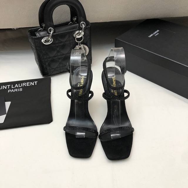 早春大热Ysl 圣罗兰 * 全新鞋型 唯有Ysl最懂女人心不接受反驳超级无敌女人味神器女人必备。 烫钻凉鞋，美到窒息，最懂女人的高跟鞋，Blingbling闪闪