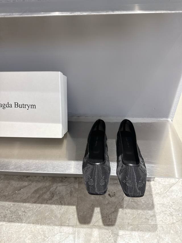 2025早春新款Magda Butrym网面玫瑰刺绣芭蕾舞鞋绝美网纱平底单鞋 网纱材质透气性好，适合春夏季节穿着，同时具有轻盈舒适的特点。鞋面上还装饰有精美的玫