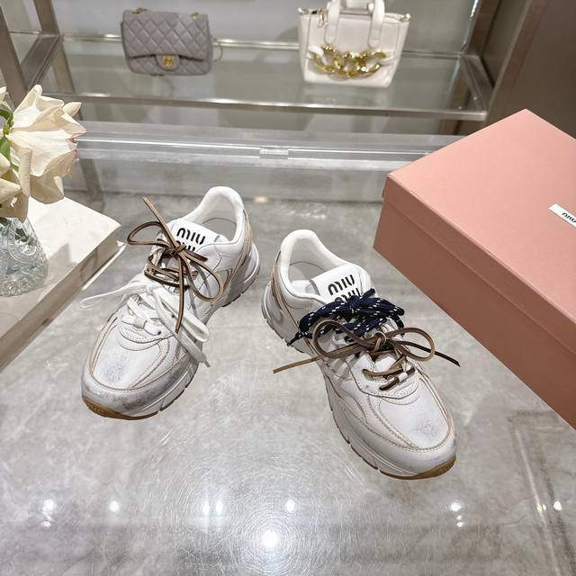 网面 ，皮面 Miumiu2025缪缪夏季老爹鞋运动鞋，擦色做旧的复古风格还原怀旧设计，真皮搭配网面夏季的最爱，透气性好，防滑耐磨的大底带一点点增高，矮个子的小