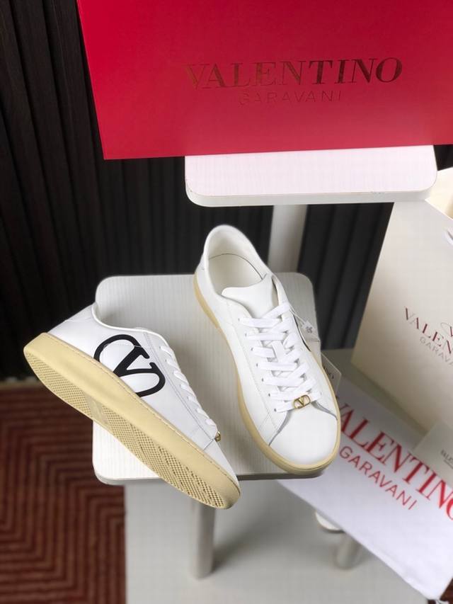 华伦天奴Valentino2025新款小白鞋，经典低帮运动鞋勾勒慵懒廓形，辅以低调内敛的品牌细节，演变为衣橱必备单品。鞋面采用牛皮，Tpu大底，男女款35-45