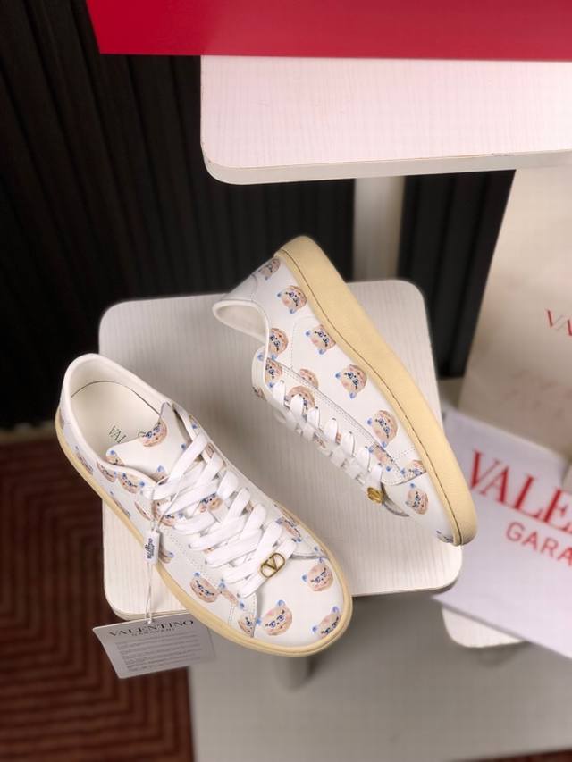 华伦天奴Valentino2025新款小白鞋，经典低帮运动鞋勾勒慵懒廓形，辅以低调内敛的品牌细节，演变为衣橱必备单品。鞋面采用牛皮，Tpu大底，打印款女款35-