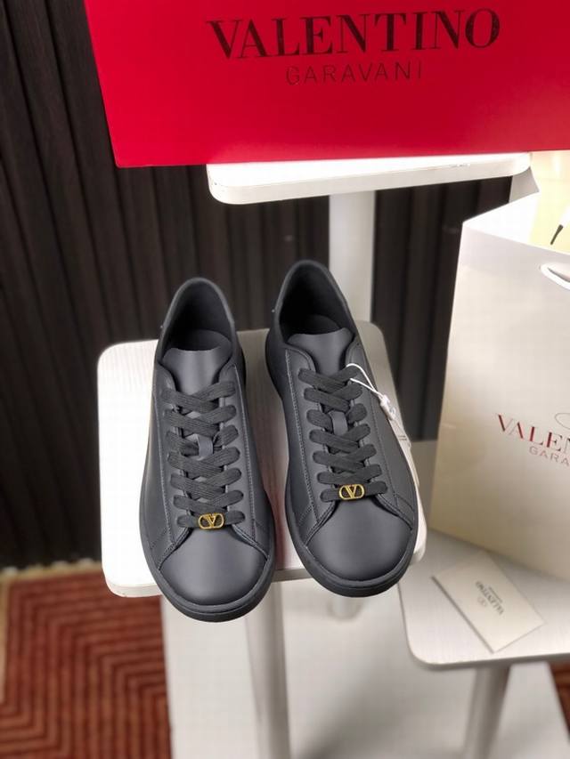 华伦天奴Valentino2025新款小白鞋，经典低帮运动鞋勾勒慵懒廓形，辅以低调内敛的品牌细节，演变为衣橱必备单品。鞋面采用牛皮，Tpu大底，男款39-45，