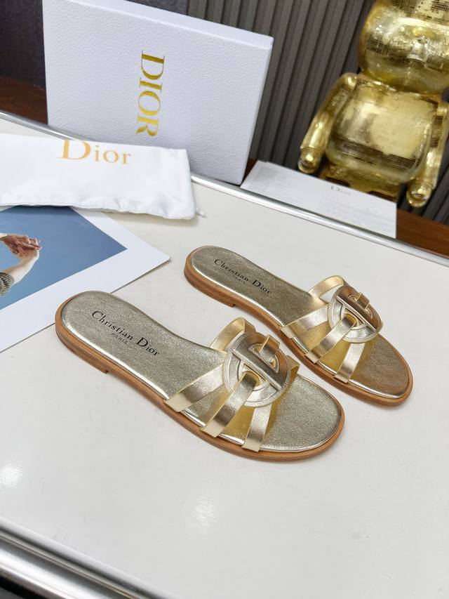 春夏新款Dior D-Lane 迪奥凉拖一字镂空拖鞋 这款 D-Lane 凉拖彰显经典风格，展示镂空藤格纹图案，饰以金色饰面金属 Christian Dior