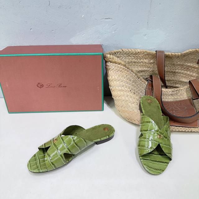 高品质出厂360！小众潮牌Loro Piana L 春夏这款复古绝美石头纹平底坡跟简易拖鞋！ 简约即时髦 松弛的高级感 时尚宠儿看过来 简直是时尚圈新宠 简易设