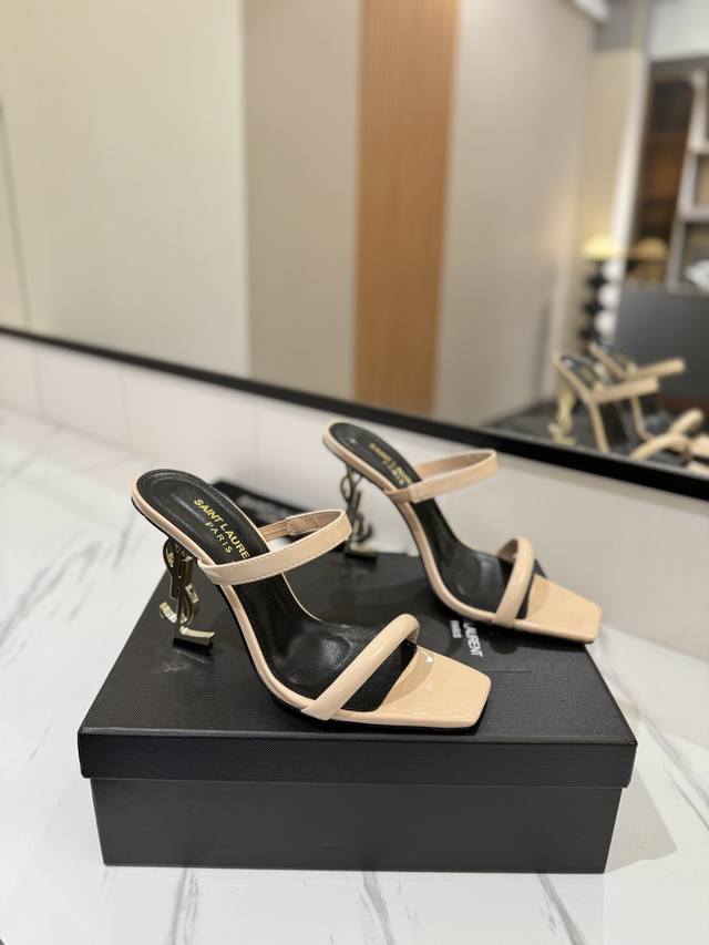 出厂价Pp： Saint Laurent 圣罗兰 2025Ysl字母金属扣 烤漆Ysl字母跟高跟凉鞋。特色的字母跟设计，独享不一样的风采。 进口漆皮 +水染羊皮