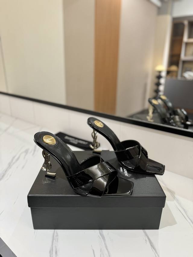 出厂价Pp： Saint Laurent 圣罗兰 2025Ysl字母金属扣 烤漆Ysl字母跟高跟凉鞋。特色的字母跟设计，独享不一样的风采。 进口漆皮 真丝+水染