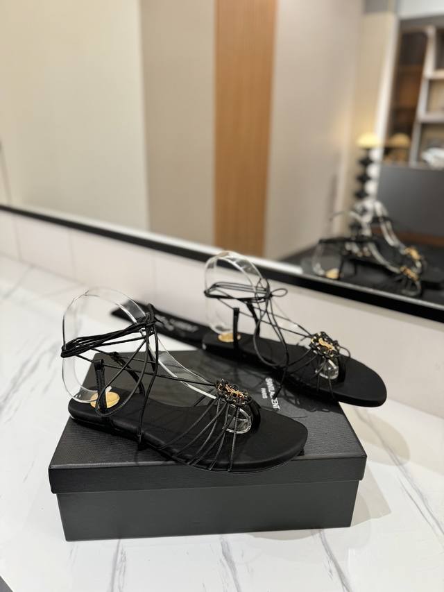 出厂价Pp Saint Laurent 圣罗兰 夏日清凉爆款，绑带拖鞋闪亮登场！ 原版开模字母扣 意大利真皮大底。 颜色:黑色棕色 Size:35-40 40