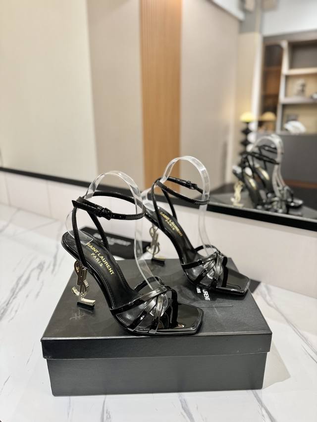 工厂P直销 Saint Laurent 圣罗兰 Ysl字母金属扣 烤漆Ysl字母跟高跟凉鞋。特色的字母跟设计，独享不一样的风采。 进口漆皮+水染羊皮里+意大利真