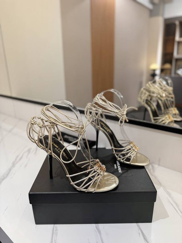 出厂价Pp Saint Laurent 圣罗兰 夏日清凉爆款，闪亮登场！ 原版开模字母扣 意大利真皮大底。 跟高:10.5Cm 颜色:黑色，杏色，棕色 Size