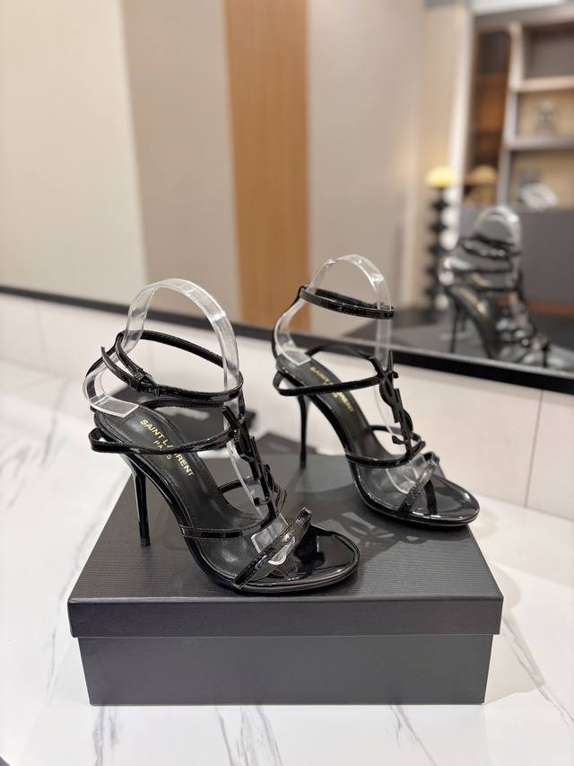 工厂P直销 Saint Laurent 圣罗兰 Ysl字母金属扣烤漆跟高跟凉鞋。特色的Ysl字母扣设计，独享不一样的风采。面料采用进口镜面牛漆皮.混种羊皮_内里