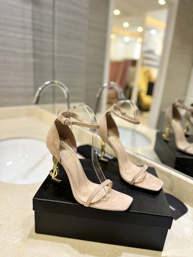 工厂P直销 Saint Laurent 圣罗兰 Ysl字母金属扣 烤漆Ysl字母跟高跟凉鞋。特色的字母跟设计，独享不一样的风采。 进口羊京 进口漆皮+水染羊皮里