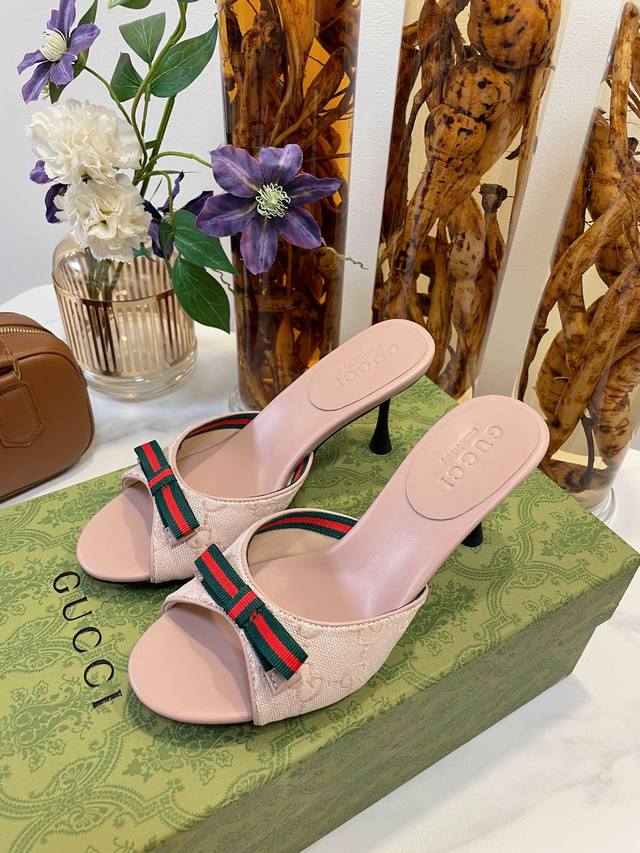Gucci 古奇 2025Ss新款凉鞋，每个细节皆经过精心细致打造，网红打卡必备品 面料：品牌双G布艺 内里：高端定制羊皮 大底：意大利进口真皮大底 尺码：35