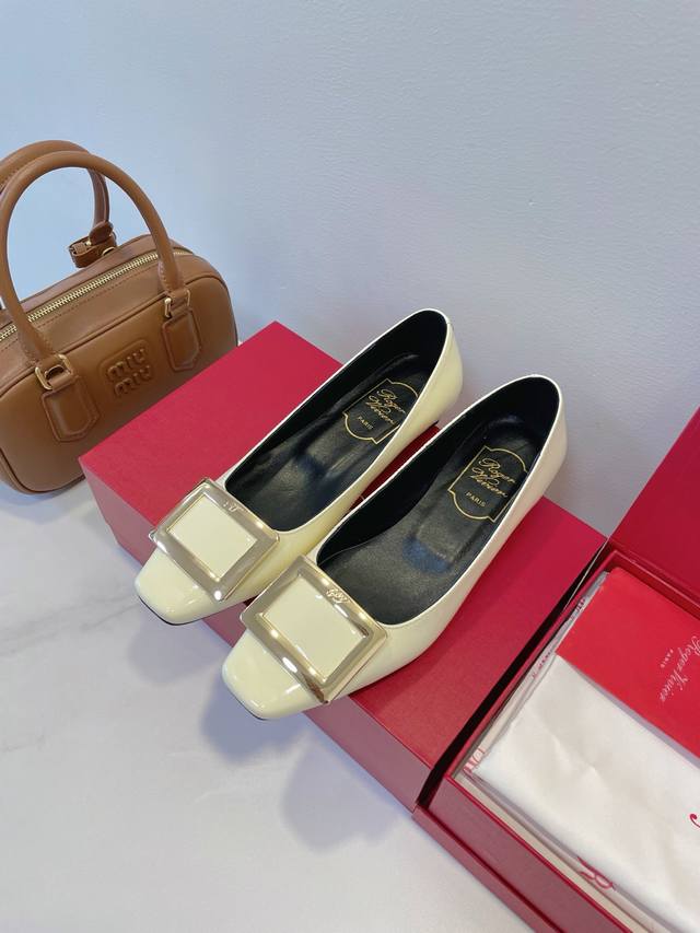 Ootd Roger Vivier 轻奢2.5小平跟，财阀千金即视感 经典Rv漆皮方扣，超级名媛风格，小众且高级，舒适度满满的，优雅又时尚， 超级立式套脚款式，