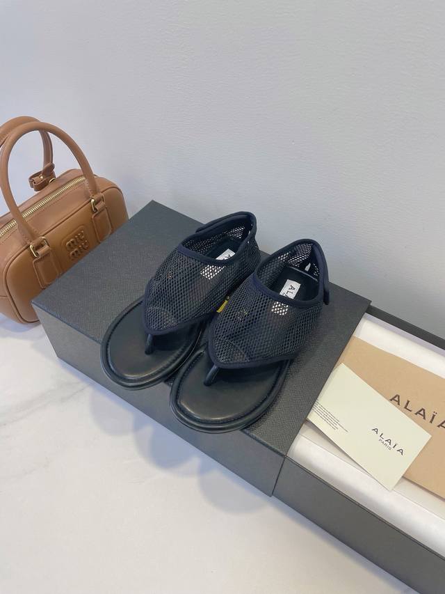 拒绝不了的凉鞋 Alaia｜阿莱亚 彰显女性身形之美、传递女性力量，简约优雅的雕塑感设计，对细节的艺术追求，与求俱进的现代审美和一丝不苟的匠艺精神！ 原版复刻，