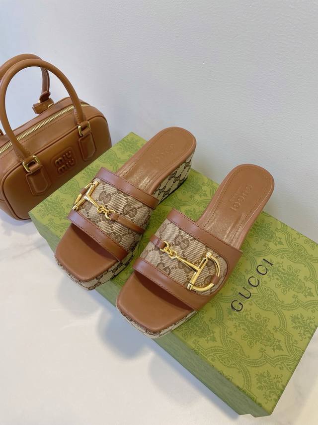 Gucci 古奇 2025Ss 新款凉鞋，每个细节皆经过精心细致打造 面料：网纱 品牌布艺 内里：高端定制羊皮 大底：意大利进口真皮大底 尺码：35-40 跟高