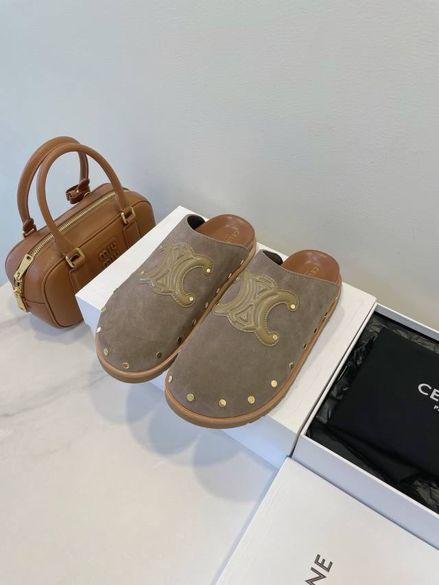 开启度假模式 Celine 赛琳 铆钉拖鞋 松弛感天花板』！ 冷冽金属铆钉，碰撞出慵懒与叛逆交织的独特气质～经典 Triomphe 凯旋门 Logo 点缀鞋面，