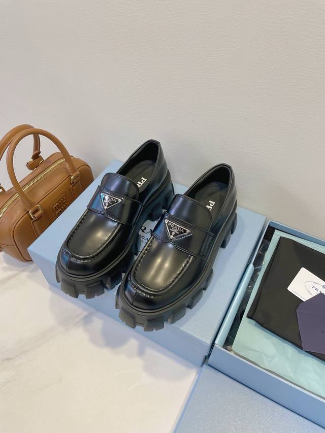 女码 ，男码 Prada 普拉达 25Ss新款，太飒啦！ 出现在各大杂志上的一双主推鞋款，堪称德比乐福鞋的天花板，复古时髦狠百搭，狠狠拿捏了，一不小心回到了80