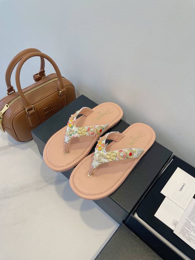 Chanel 香奈儿 25C 夏日工艺鞋，特制手工艺术品太美啦 整体造型松弛又时髦，轻松拿捏街头时尚感。 鞋面：粗麻布艺 内里：羊皮 大底：意大利进口真皮大底