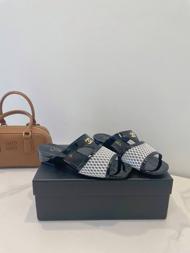 Chanel 香奈儿 25C 夏日镂空鞋，特制手工艺术品太美啦 整体造型松弛又时髦，轻松拿捏街头时尚感。 鞋面：牛漆皮+网纱 内里：羊皮 大底：意大利进口真皮大