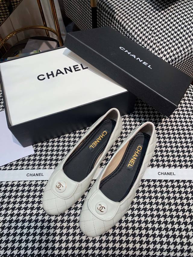 出厂价P Chanel 最新小香风时尚走秀款... ★ 原版巴黎购入开模 爆整个小红书，刷爆各Ins博主小姐姐的主页，超级Nice 材质：鞋面原版进口小牛皮 柔