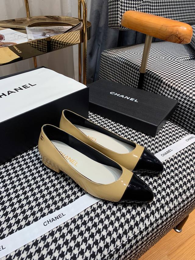 出厂价P Chanel 香奈儿 经典光面款 可文艺可时髦 穿搭率实在太高了 百搭舒适 上脚秒变大长腿！ 鞋面采用进口牛皮漆皮 内里垫脚是羊皮 真皮大底，两种鞋跟