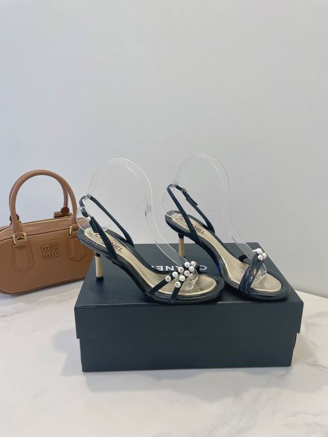 Chanel 小香 珍珠公主鞋，是时候给自己添一双既舒适又时尚的新款！ 无论是搭配裙装还是裤装，都能轻松驾驭，展现你的时尚品味！ 面料材质：订制皱面牛皮 内里垫