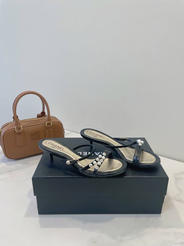 Chanel 小香 珍珠公主鞋，是时候给自己添一双既舒适又时尚的新款！ 无论是搭配裙装还是裤装，都能轻松驾驭，展现你的时尚品味！ 面料材质：订制皱纹牛皮 内里垫