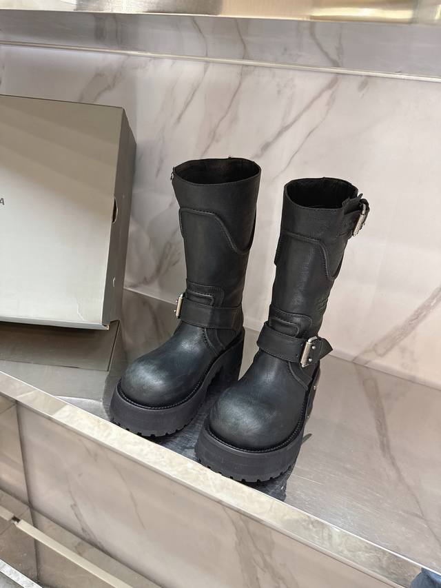 Balenciag*25新款酷飒毒液靴酷飒出街，超有个性，独特翻折设计，个性又前卫，金属扣点缀，酷感十足又美又飒，无论是日常出街还是时尚派对它都是吸睛利器 对版